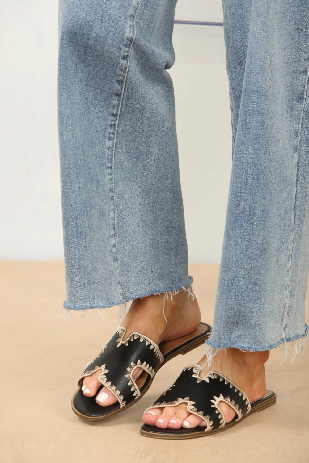 BLACK FAUX LEATHER STITCH DETAIL DESIGNER STRAP SANDALS (PACK A) Top Basketball Shoes For Flat Feet