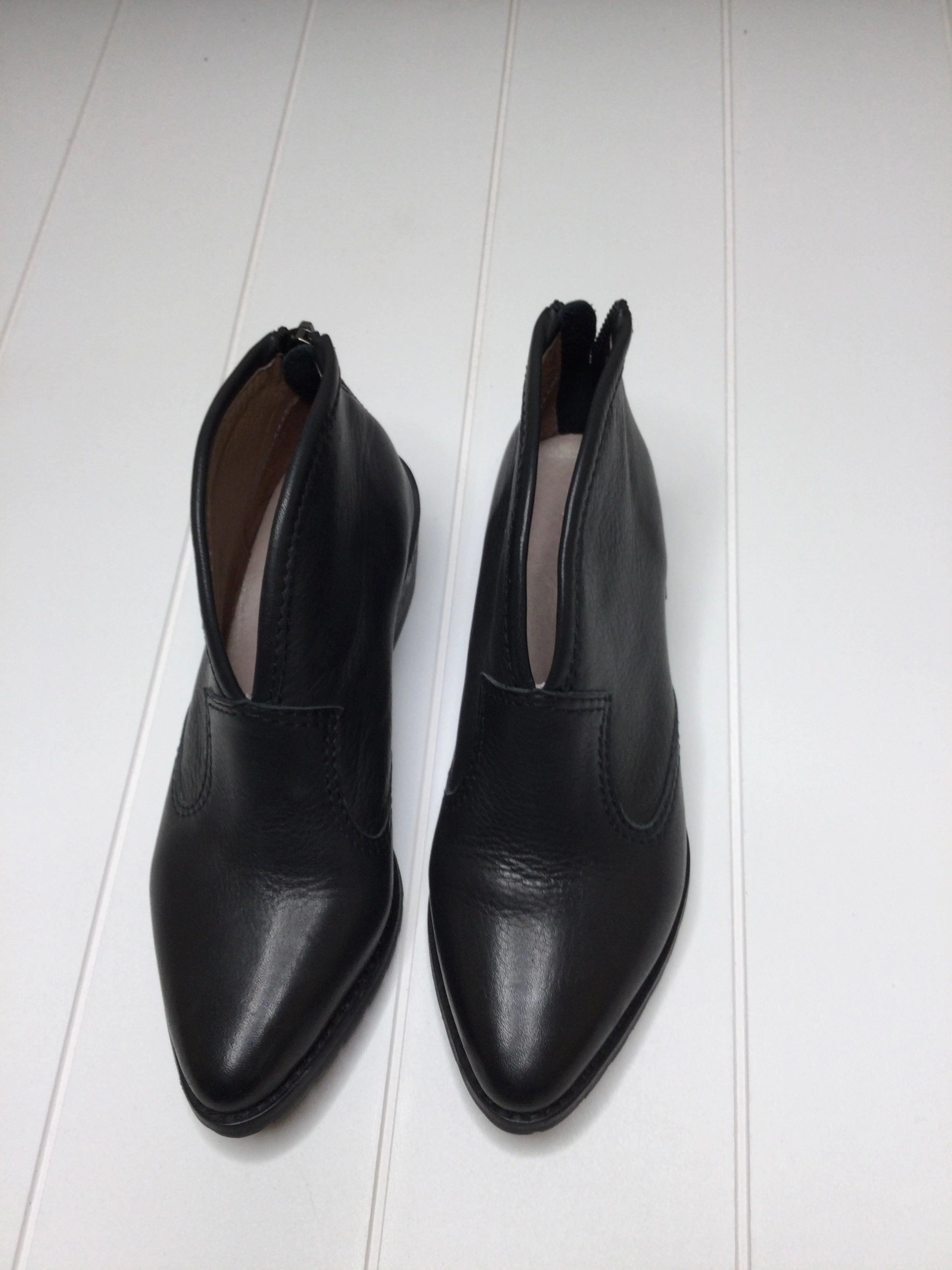 Printed Ankle Boots Boots Ankle Heels By All Black Size: 5