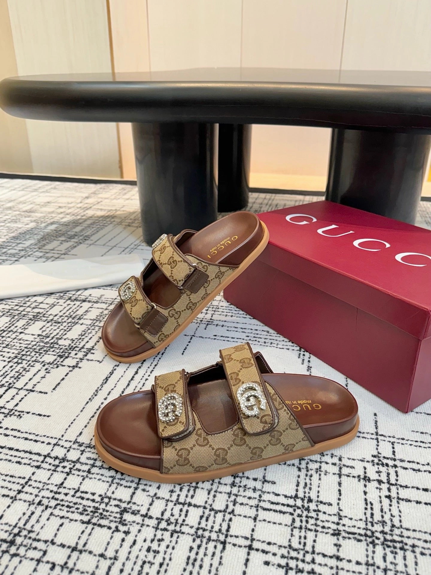 Running Shoes For People With Flat Feet SE1633 Gucci Women's Sandal with Crystals / Size5-10
