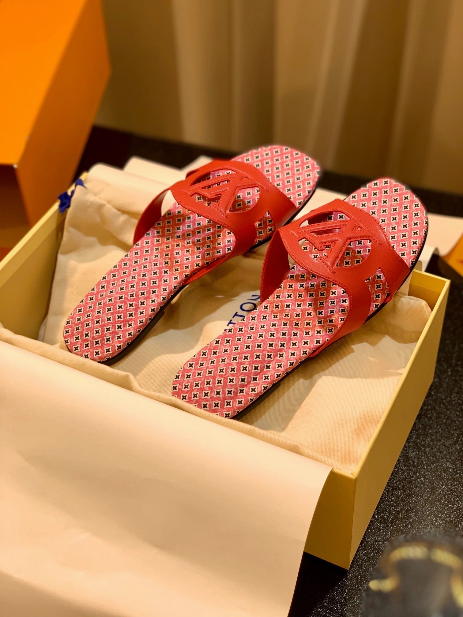 SE1137 LV Isola Flat Mule / Size5-11