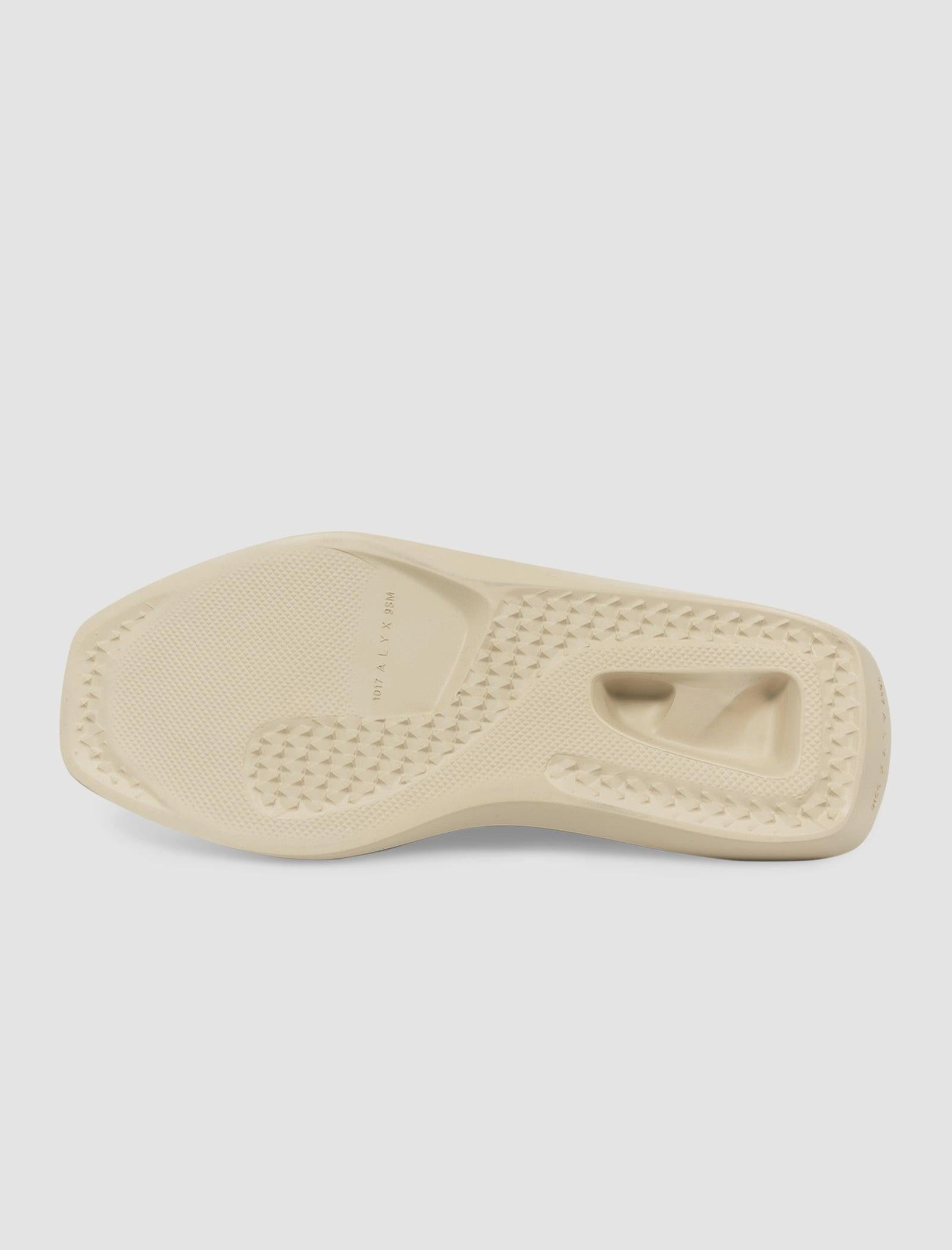 HIKING SNEAKER Worn Out Hiking Boots