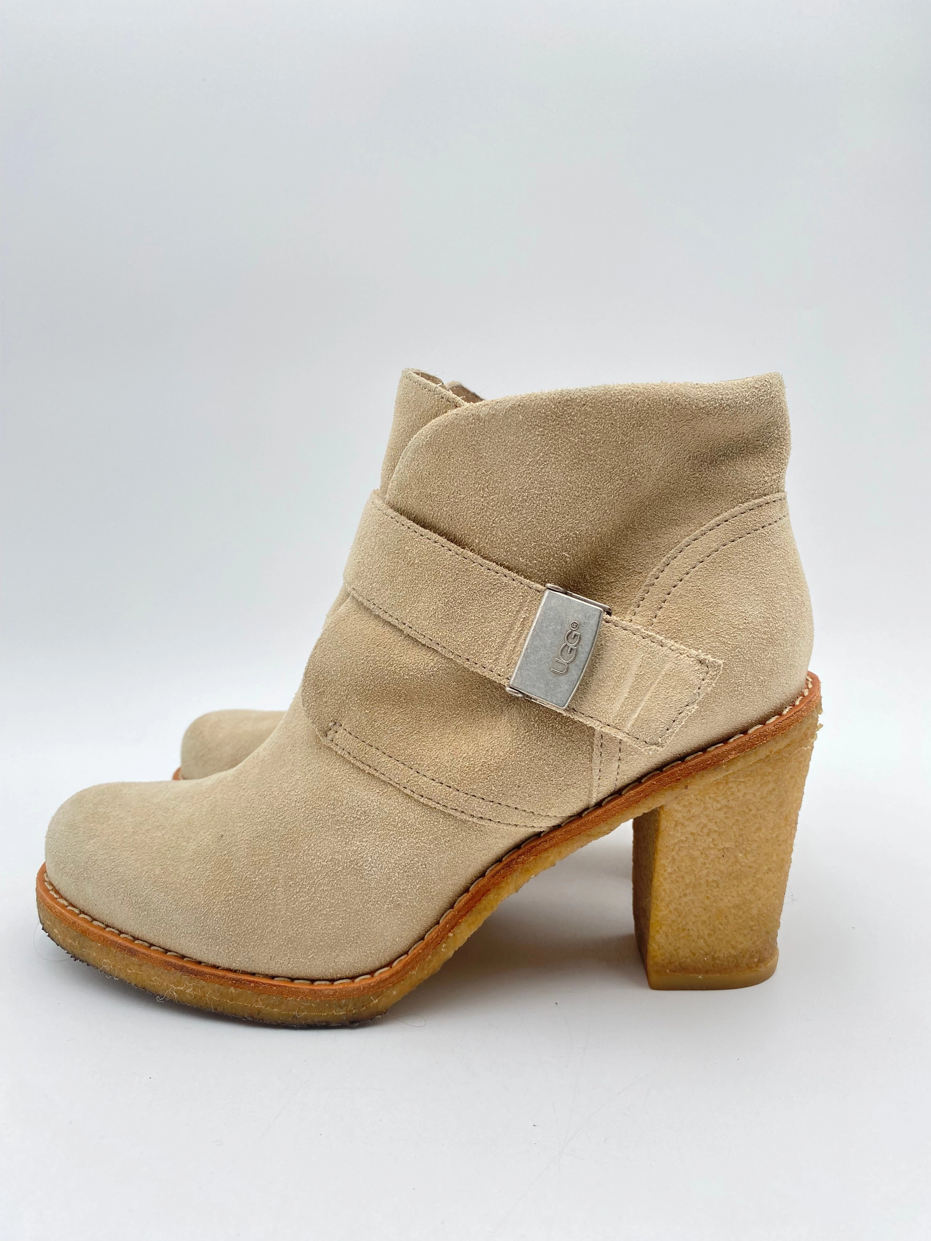Cut Out Chunky Ankle Boots Boots Ankle Heels By Ugg In Cream, Size: 9