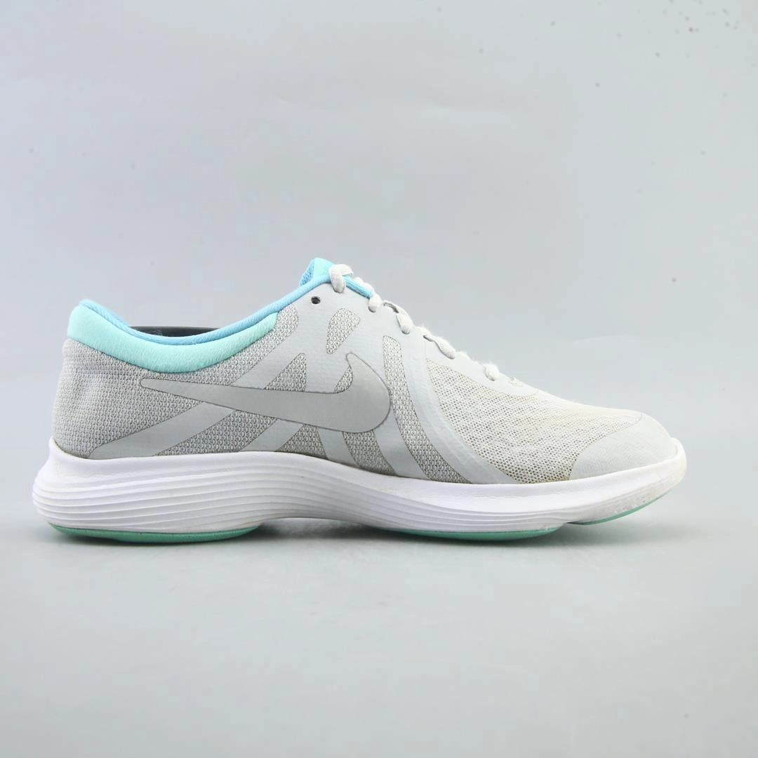 Nike. Basketball Shoes NIKE REVOLUTION 4