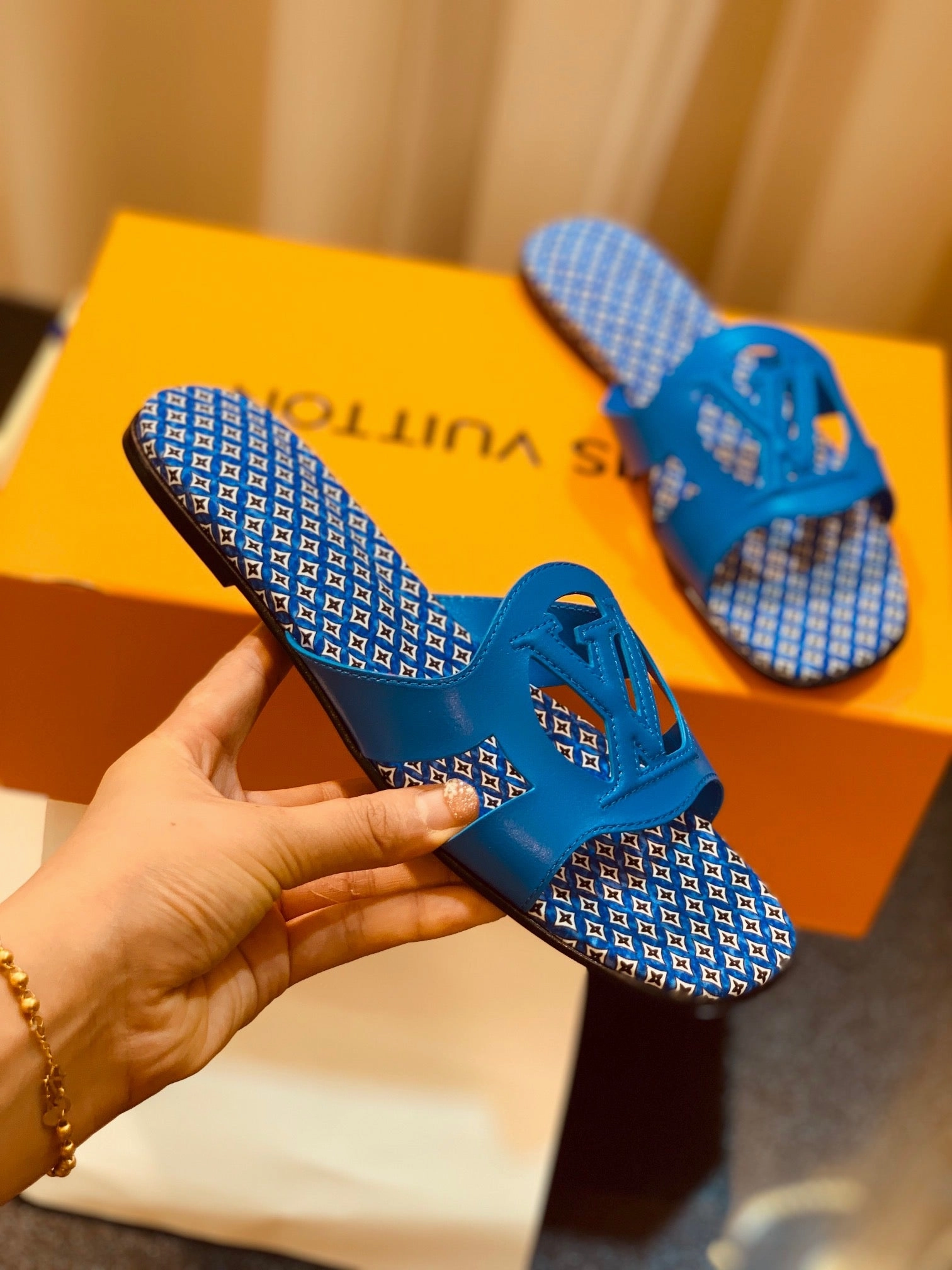SE1136 LV Isola Flat Mule / Size5-11