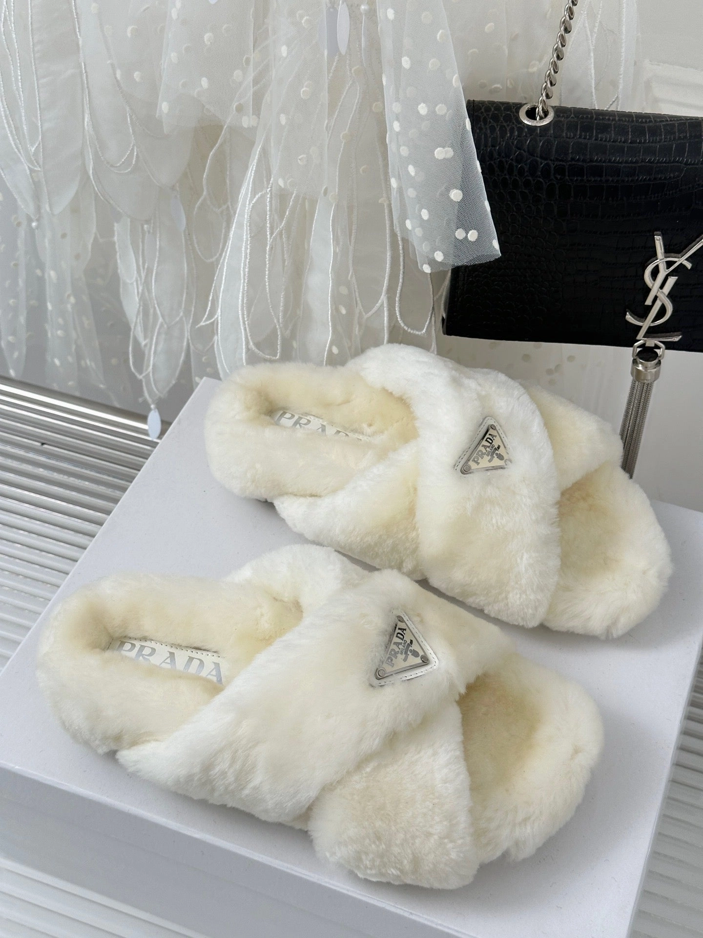 Flat Shoe Vending Machine SE1175 PD Shearling Sandals / Size5-9